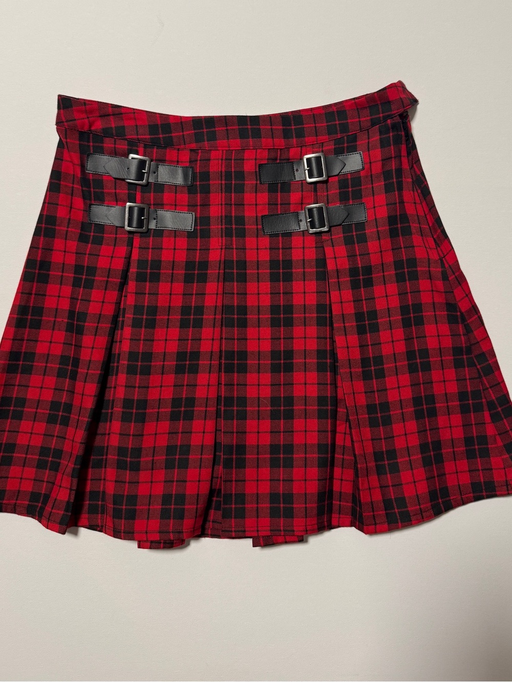 Hot Topic Medium Red Black Plaid Buckle Pleated Skirt Goth Punk Y2K Grunge